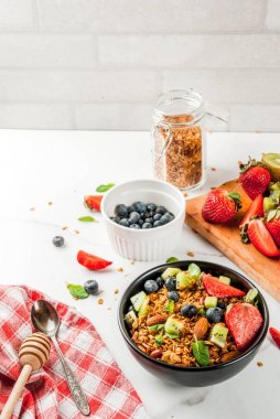 Granola ile fındık, taze meyveler ve meyve