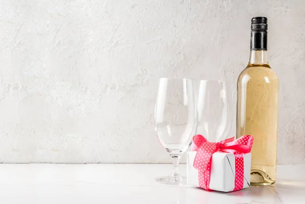 Valentinstag-Konzept mit Wein — Stockfoto