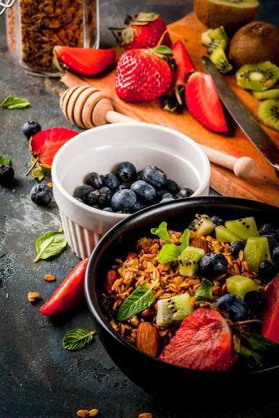 Granola with nuts, fresh berries and fruits — Stock Photo, Image