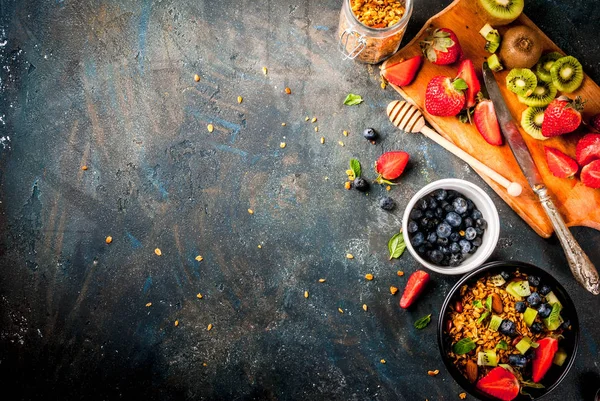 坚果、新鲜浆果和水果燕麦 — 图库照片