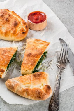 Calzone ıspanak ve peynir ile