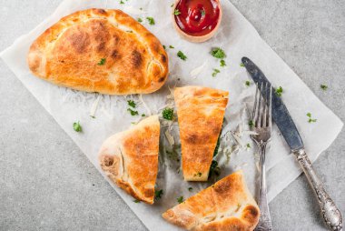 Calzone ıspanak ve peynir ile