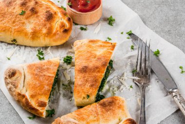 Calzone ıspanak ve peynir ile
