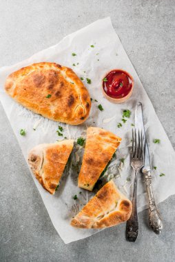 Calzone ıspanak ve peynir ile
