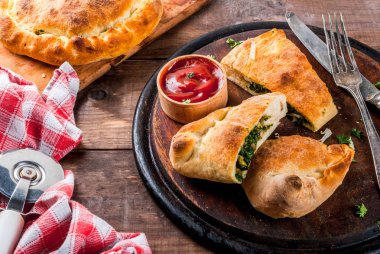 Calzone ıspanak ve peynir ile