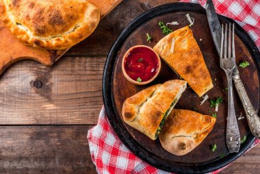 Calzone ıspanak ve peynir ile