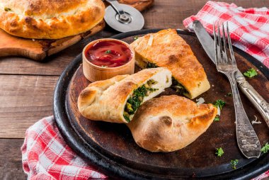 Calzone ıspanak ve peynir ile