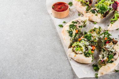 Taze sebze vejetaryen pizza