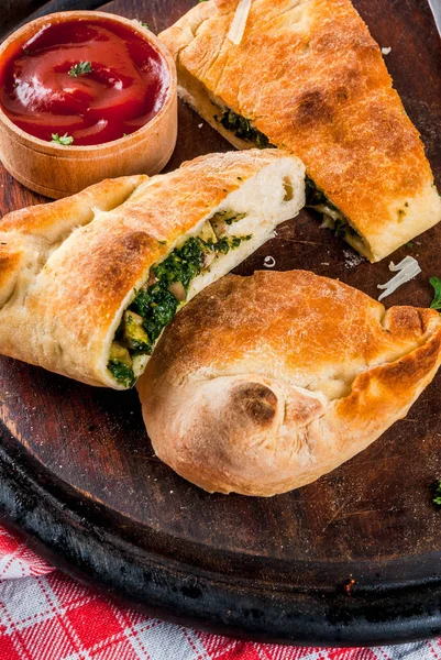 Calzone com espinafre e queijo — Fotografia de Stock