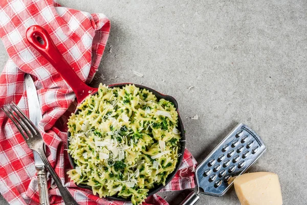 Espinacas pasta de alcachofa con queso — Foto de Stock