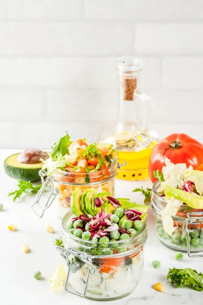 Ensaladas frescas en tarro — Foto de Stock