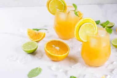 Portakal ve limon ile yaz narenciye yumruk