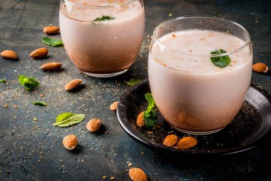 Geleneksel Inian Thandai veya Sardai 