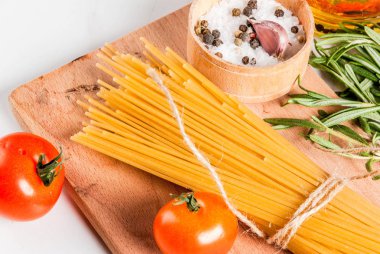 Spagetti makarna yemek pişirmek için malzemeler