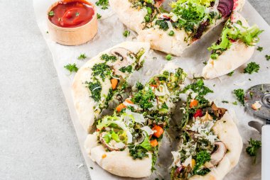 Taze sebze vejetaryen pizza