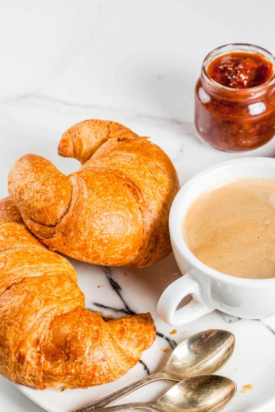 Croissants mit Kaffee — Stockfoto