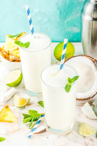 Mojito à l'ananas et à la noix de coco ou smoothie — Photo