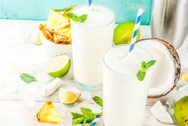 Ananas och kokos mojito eller smoothie — Stockfoto