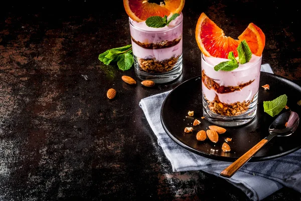 Hälsosam frukost, Blood Orange Parfait med granola. yoghurt, al — Stockfoto