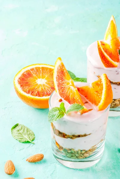 Desayuno saludable, parfait naranja sangre con granola. yogur, al — Foto de Stock