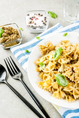 Pesto soslu Farfalle makarna