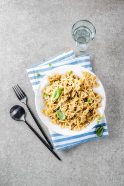Pesto soslu Farfalle makarna
