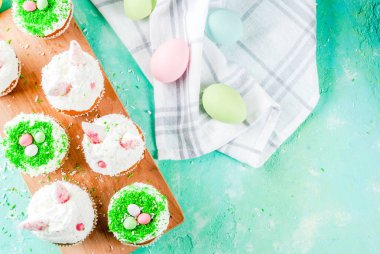 Paskalya kek bunny kulaklar ve şeker yumurta, kopyalama alanı üst v