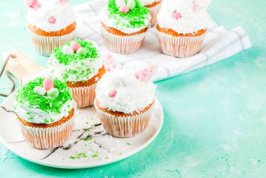 Paskalya bunny kulaklar ve şeker yumurta, kopya alanı ile cupcakes