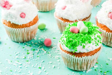 Paskalya bunny kulaklar ve şeker yumurta, kopya alanı ile cupcakes