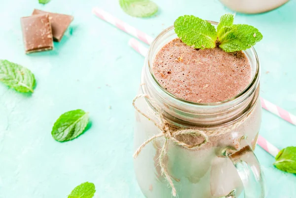 Batido de chocolate o batido con menta y paja, en albañil ja —  Fotos de Stock