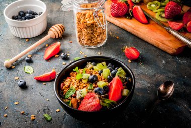 Granola ile fındık, taze meyveler ve meyve