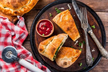 Calzone ıspanak ve peynir ile