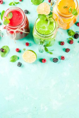 Renkli meyve ve sebze smoothies