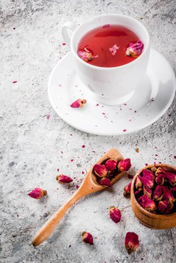 Gül tomurcukları ile bitkisel çay