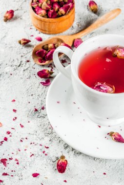 Gül tomurcukları ile bitkisel çay