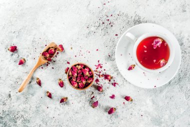 Gül tomurcukları ile bitkisel çay