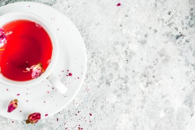 Gül tomurcukları ile bitkisel çay