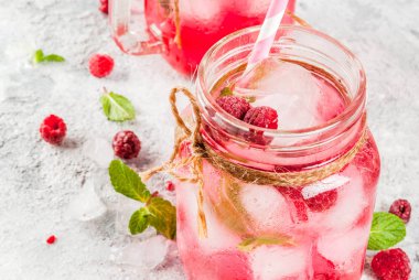 Ahududu Sangria, limonata veya Mojito