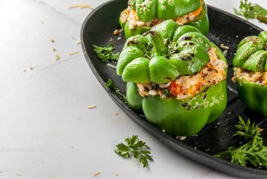 Ev yapımı doldurulmuş dolmalık biber