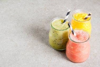 Çeşitli tropikal meyve smoothies