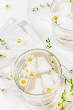 Papatya, kekik ve bal kokteyl 