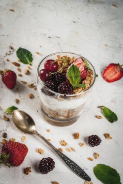 Yaz kahvaltı taze meyveler ve meyve ile