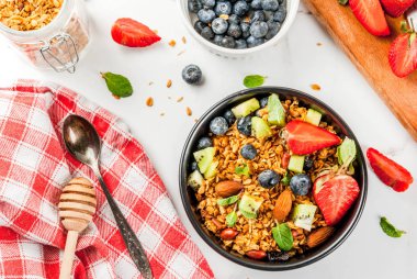 Granola ile fındık, taze meyveler ve meyve