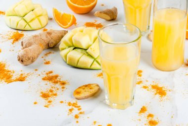 Mango, portakal, zerdeçal ve zencefil güler yüzlü