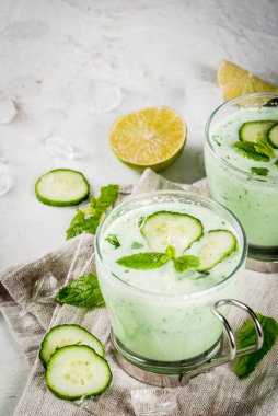 Soğuk salatalık ve avokado çorbası