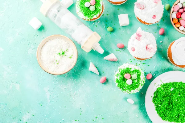 Koken grappige cupcakes voor Pasen — Stockfoto