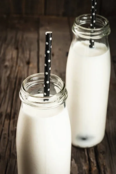 Dos botellas de leche orgánica — Foto de Stock