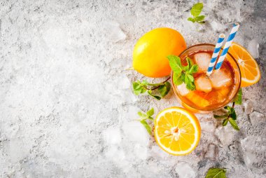 Limonlu ve naneli buzlu çay.