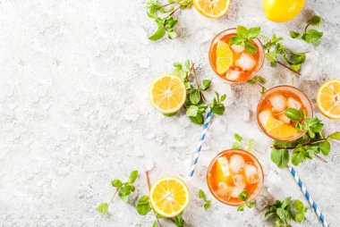 Limonlu ve naneli buzlu çay.