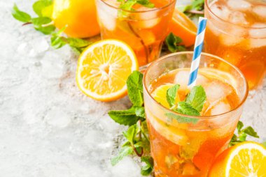 Limonlu ve naneli buzlu çay.